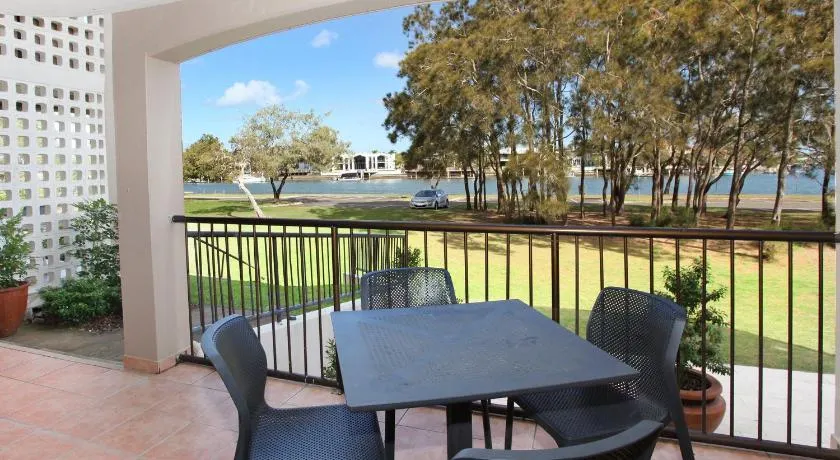2 bedroom Apt on Parkyn Parade with pool and Air conditioning - Image 1