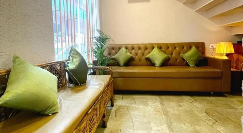 Hotel Blue Moon - Image 1