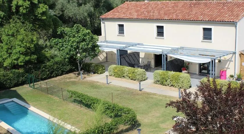 2 bedroom home with shared pool in lovely market town of Olonzac in wine region - Image 1
