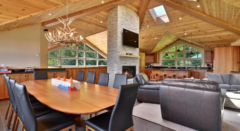 Vistas 92 - 4-Bedroom Luxury Ski On Ski Off Home with Hot Tub, Views, Amenity Center - Image 1