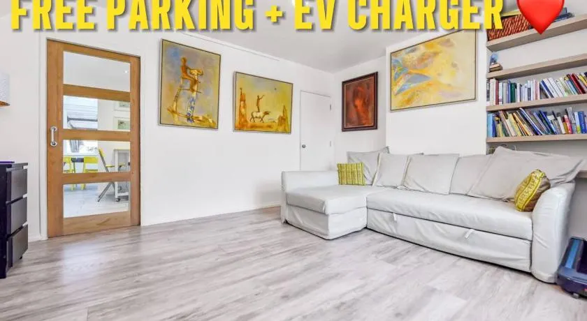 Family House in the Heart of Hanwell with 5 stars! - Image 1
