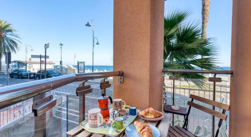 Mer Vivante - Front Beach with Balcony - Happy Rentals - Image 1