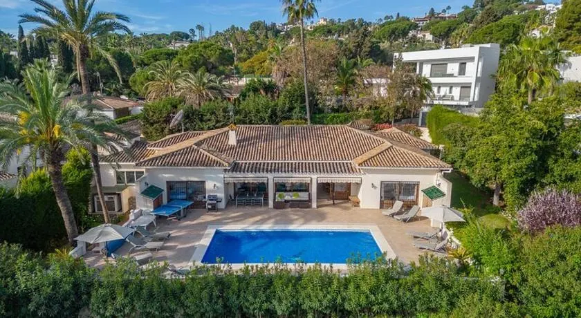 Grande vivenda de luxo com piscina aquecida e uma curta distância de Puerto Banus - Image 1