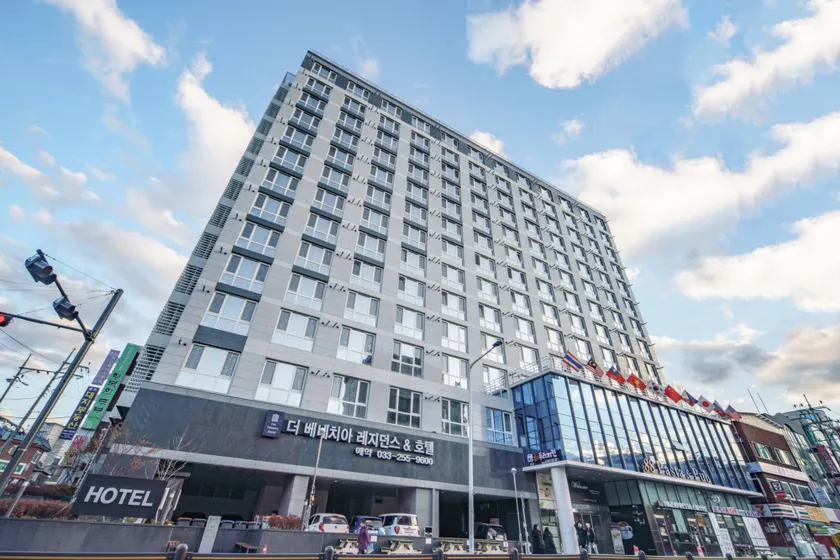The Venezia Suite Hotel - Image 1