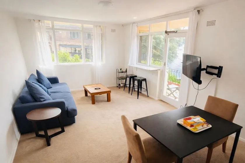 Sydney Harbour Side Waterfront Apartment - Image 1