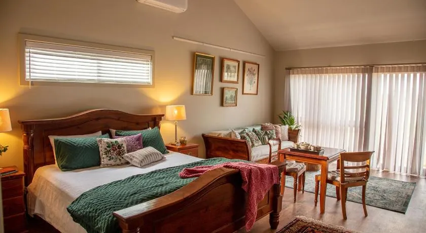 Meander Retreat - King Suite with rural views - Image 1