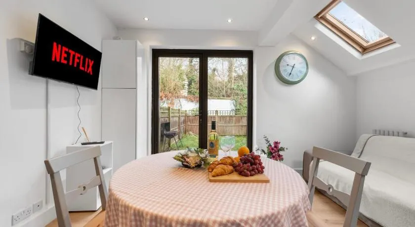 Cozy central Chiswick 3 BD Garden 5 mins to tube - Image 1