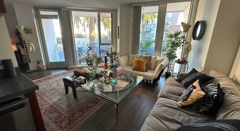 Walk to Beach & Promenade Cozy Santa Monica Condo - Image 1