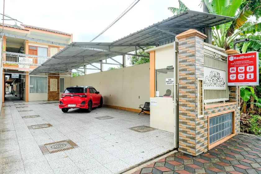 RedDoorz at Dewanti Syariah near Stasiun Tulungagung - Image 1