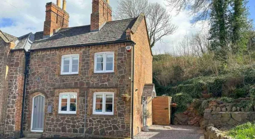 Honeysuckle Cottage - Image 1