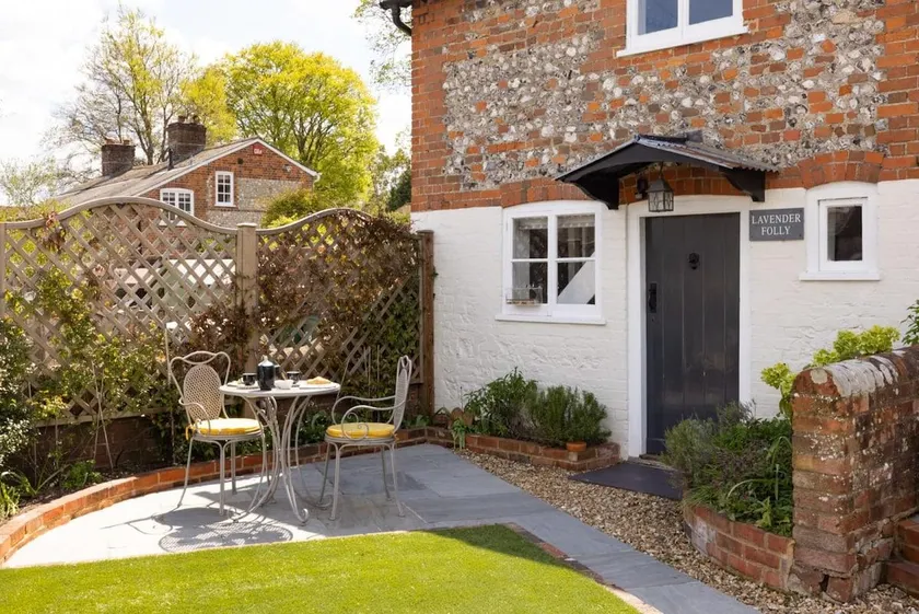 The Lavender Folly - Cosy Accommodation Alresford - Image 1