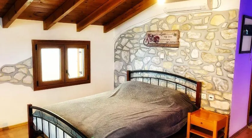 Romantic maisonette in the heart of Pythagoreio LH door - Image 1