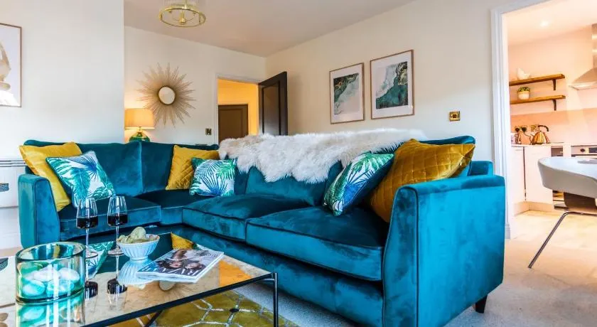 Chic, immaculate Warwick apartment sleeps 4,2 bathrooms, free private parking, easy walk to Warwick, canal-side pub on doorstep - perfect for family breaks, the races or work stays - Image 1