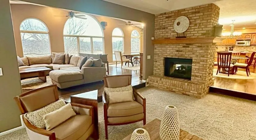 Spacious 4-bed family home with park views - Image 1