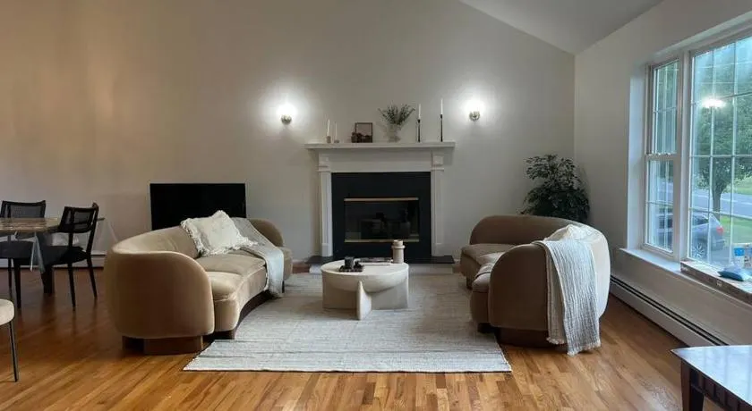 Cozy Beautiful Pondside Luxurious Retreat - Image 1