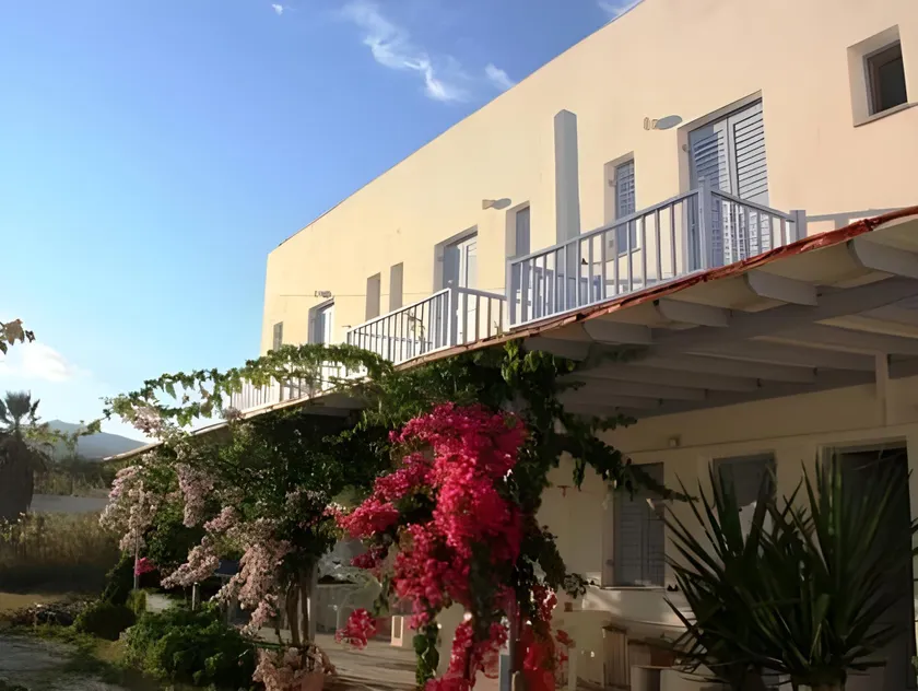 Fisilanis Beachfront Hotel - Image 1