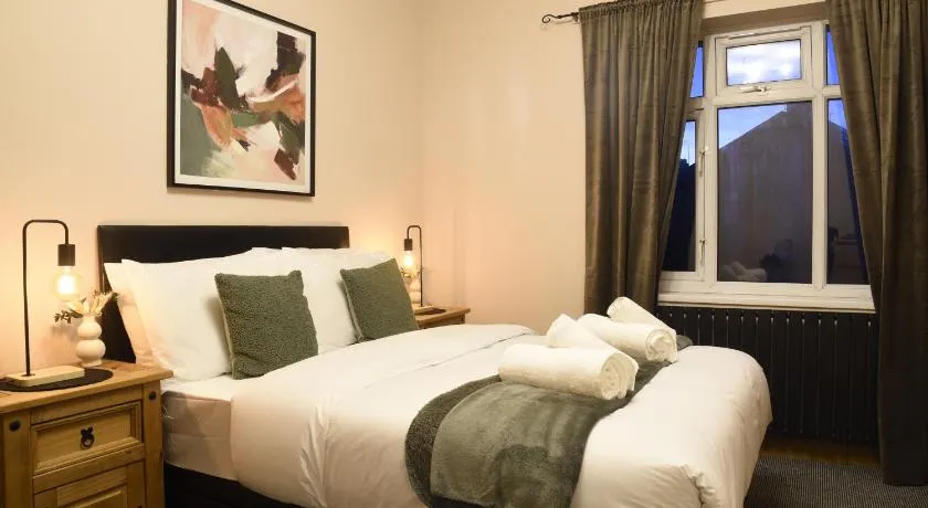 Exquisite Bolton House, Garden Living, Parking, Sleeps 7 - Image 1