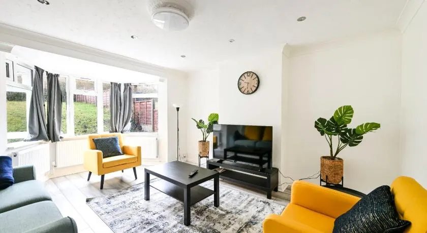 Spacious 4BR Home w/ Private Garden & Free Parking - Image 1