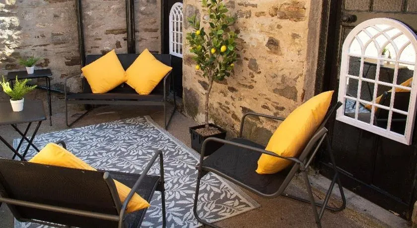 Buckie Central 2 bed Retreat 24 high street - Image 1