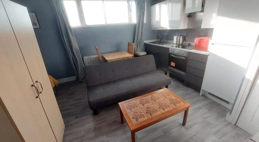 Modern Studio Maidstone - Redecorated Oct 2023 - Image 1
