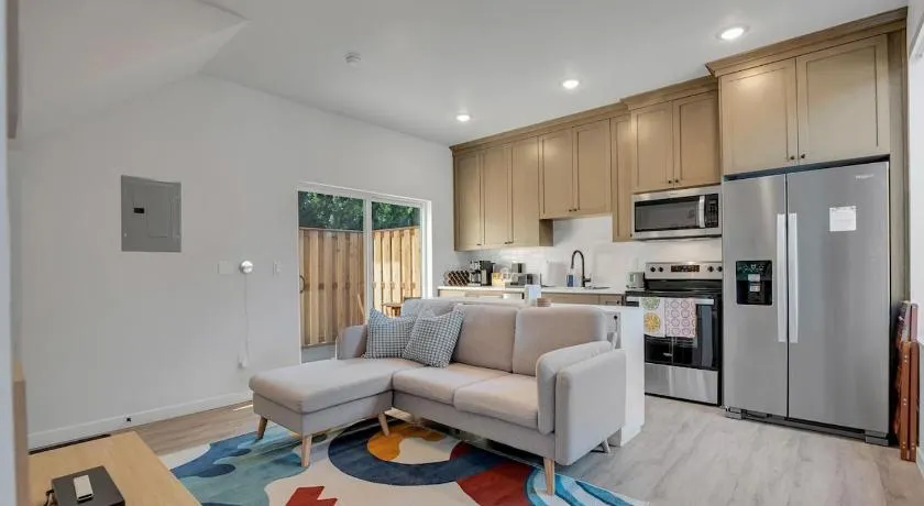 Vibrant 1BR Duplex Near Alberta Arts District - Image 1