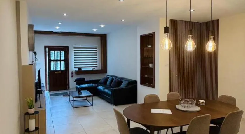 A cosy maisonette steps away from St Thomas Bay - Image 1