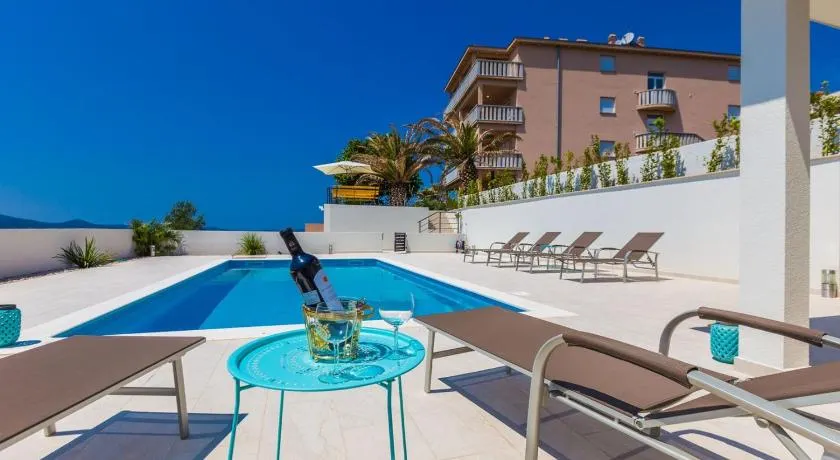 Exquisito apartamento con jardín, terraza y piscina climatizada | Vistas al agua - Image 1