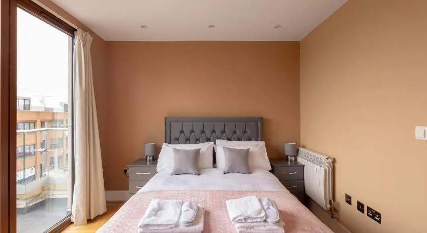 Charming One-Bedroom Retreat in Kingston KT2, London - Image 1