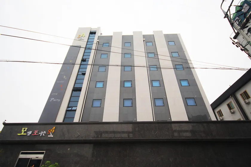 Iksan 4 Seasons Hotel - Image 1