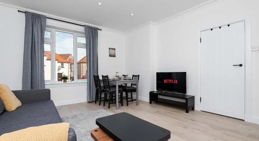 Free Parking & WiFi Near St Andrews Leven Beach - Image 1