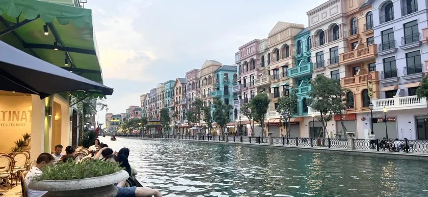 Grand Central Hotel- Vinhomes Ocean Park 3 - Image 1