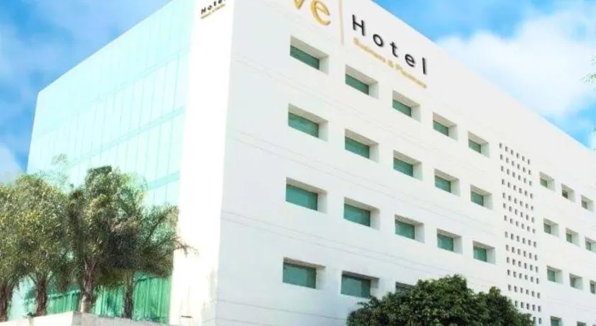 We Hotel Aeropuerto - Image 1