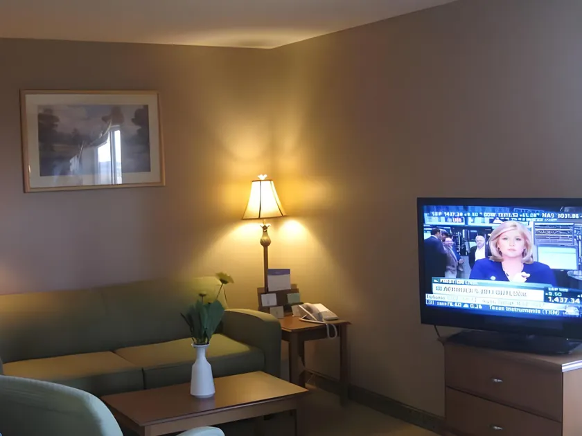 Jacksonville Inn & Suites - Image 1