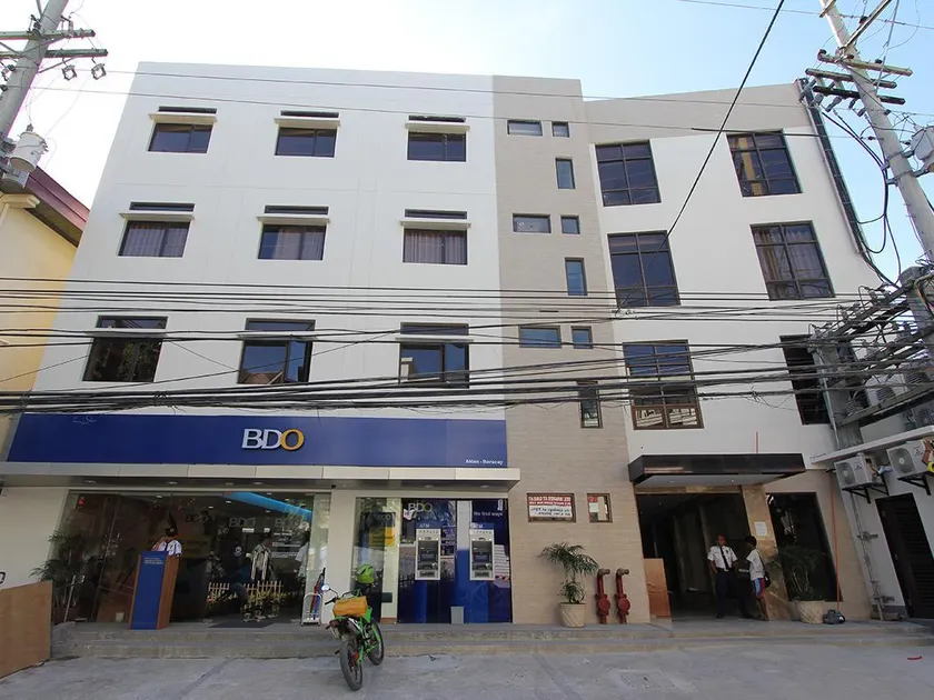 Crown Regency Courtyard Hotel - Image 1