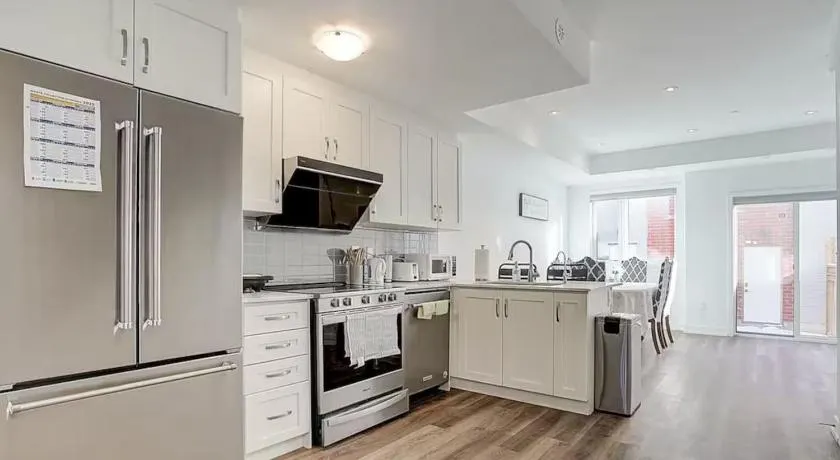 Downsview Park Luxury Townhome near Yorkdale Transit - Image 1