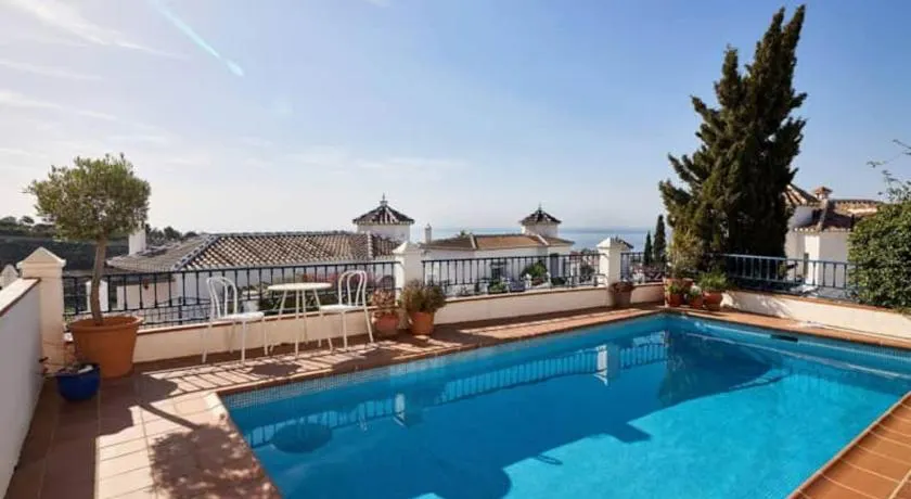 Stunning detached 3-bed villa with private pool - Image 1