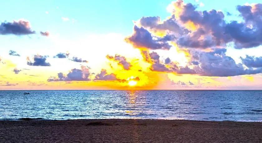 Paradise Awaits! Beach, King Bed, Private Yard & Workspace - Image 1