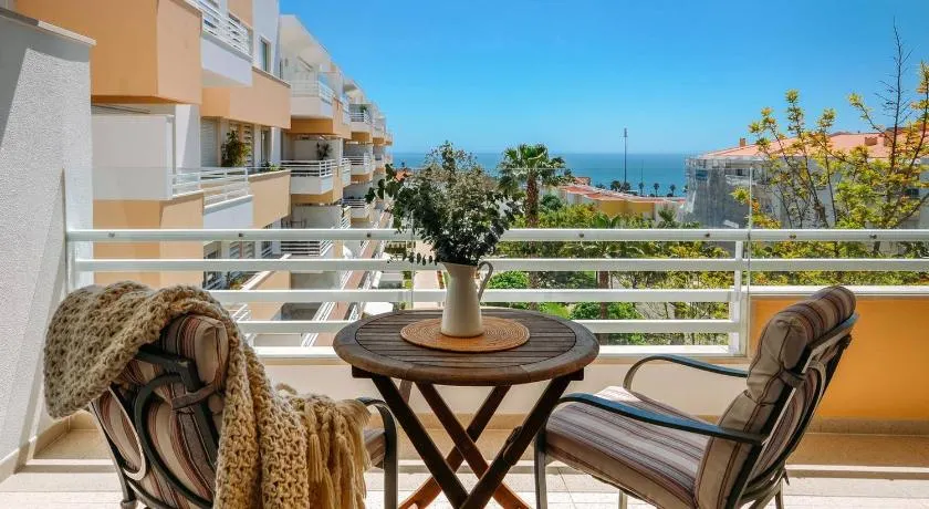 Fantastic Seaside Family Apartment with Pool - Image 1