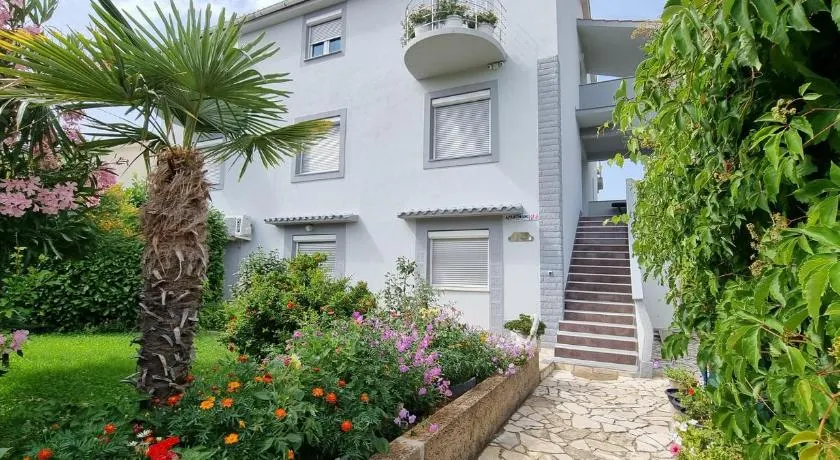 Bella Nina Apartments - Image 1