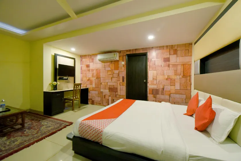 Hotel O by OYO Tip Top Plaza - Image 1