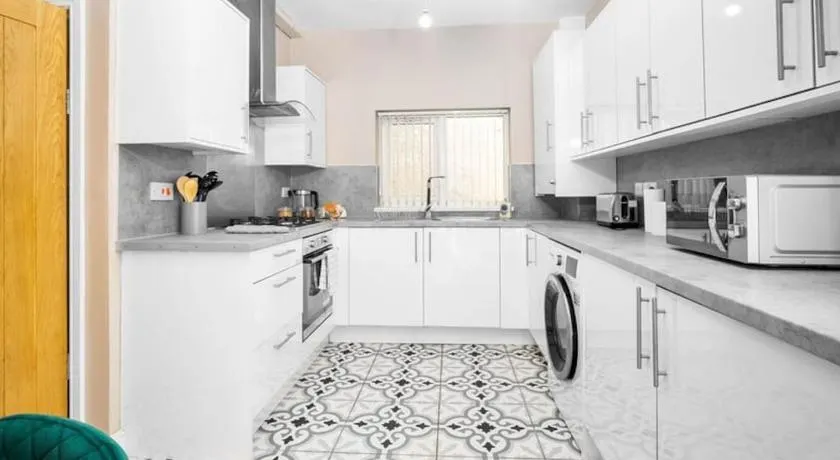 Cozy 3-bed house ideal for families and contractors with Netflix 7 miles for Birmingham City Centre - Image 1