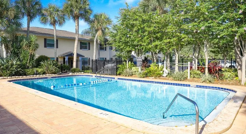 Sunnyside Palms - 2BR, Poolside, 5 min to Beach - Image 1