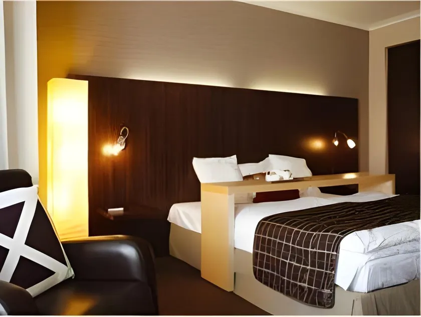 Hotel Carlton - Image 1