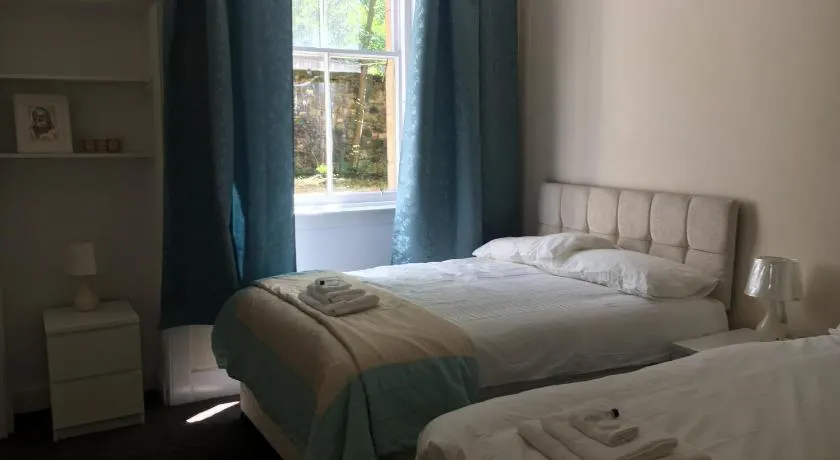 3 Bed Central Apartment - Pet Friendly & Parking - Image 1