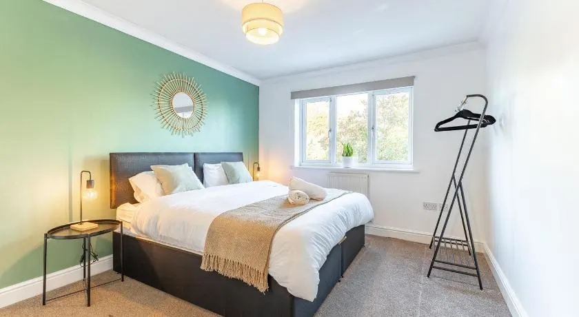5 Bed House Heathrow Egham Virginia Water Sleeps 7 or Up To 8 If Sharing Beds, Mid To Long Term Bookings Welcome - Image 1