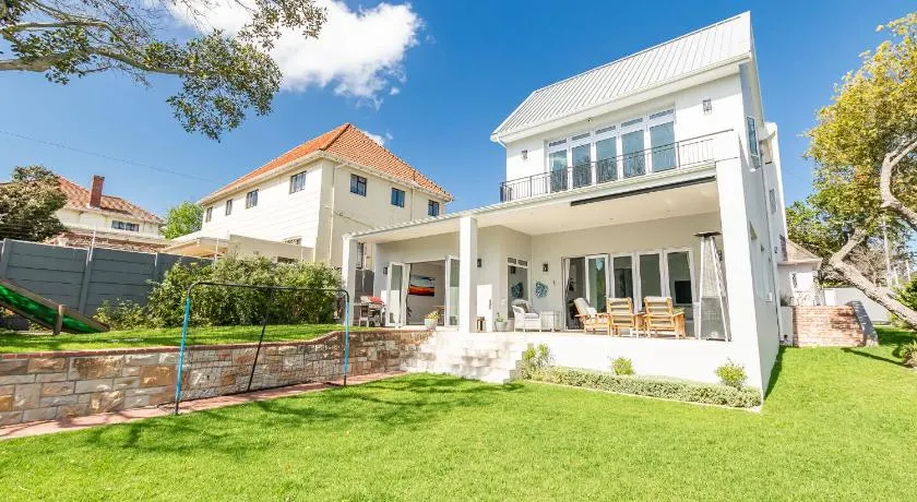 Spacious Guest Apartment in Rondebosch - Image 1