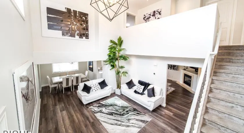 LUXURIOUS 6 Bed Home I Fireplace I near Sports Park I with Double Garage & Fast WiFi! - Image 1