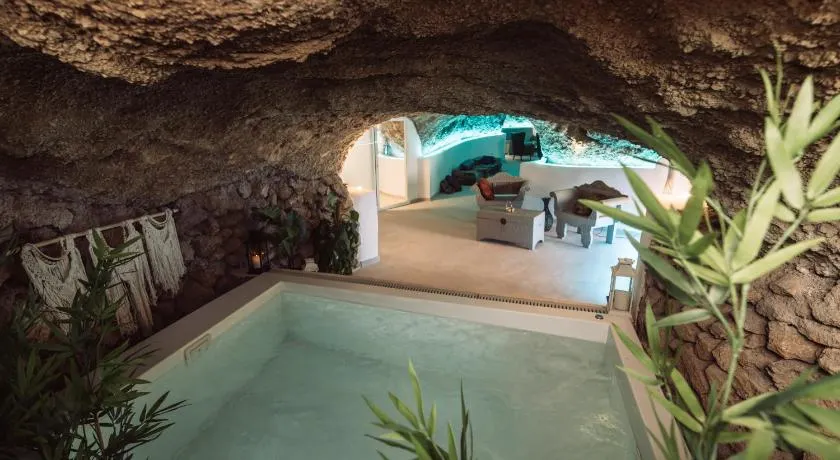Cueva Thalia - luxury cave with heated indoor pool and garden - Image 1
