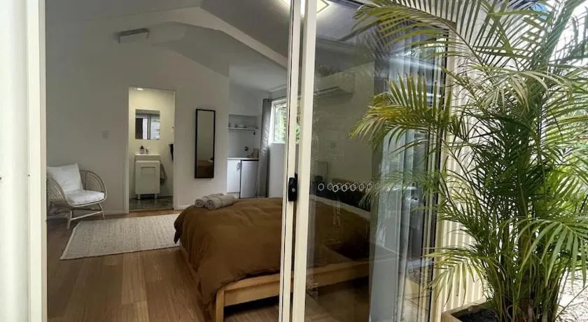 Beachside Bedstay - Image 1
