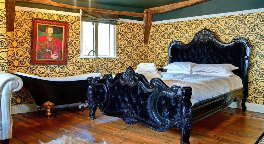 Huge Deluxe 600 Year Old Essex Manor, Hot Tub, Cinema Room, Sky Tv - Image 1